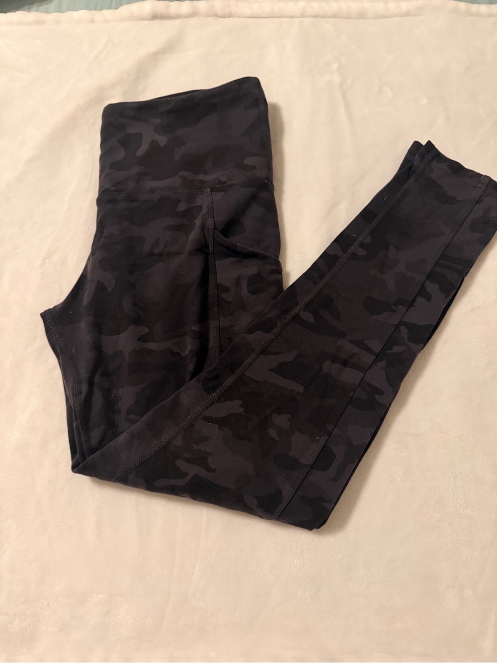 High-Waist Camo Leggings - Black